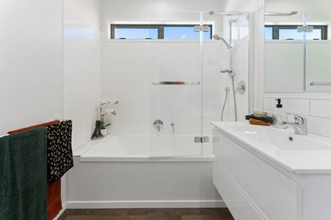 Photo of property in 23c Heta Road, Highlands Park, New Plymouth, 4312