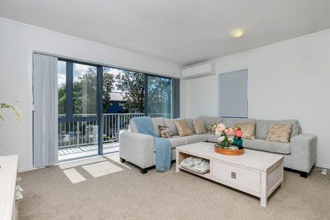 Photo of property in 3/5 John Jennings Drive, Oteha, Auckland, 0632