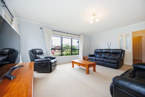 Photo of property in 27 Royal Oak Drive, Kelvin Grove, Palmerston North, 4414