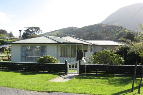 Photo of property in 63 Devon Street, Picton, 7220