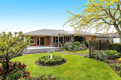 Photo of property in 18 Kinross Drive, Merrilands, New Plymouth, 4312