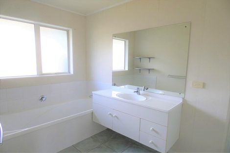 Photo of property in 72 Kingdale Road, Henderson, Auckland, 0610