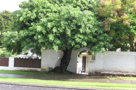 Photo of property in 28 Robbies Road, Shelly Park, Auckland, 2014