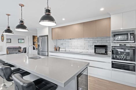 Photo of property in 69 Johnstone Drive, Fitzherbert, Palmerston North, 4410