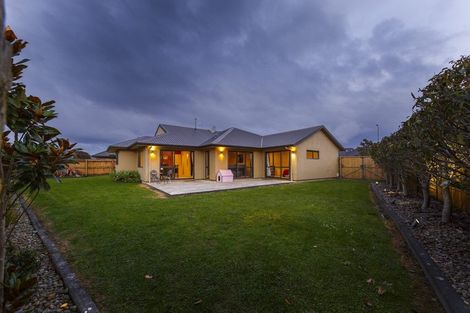 Photo of property in 5 Ron Place, Fitzherbert, Palmerston North, 4410