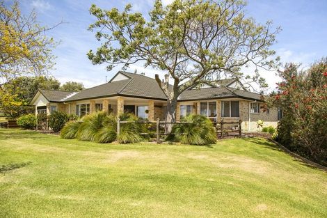 Photo of property in 2247 South Head Road, South Head, Helensville, 0874