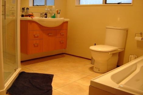 Photo of property in 17 Mannering Place, Hillcrest, Auckland, 0627