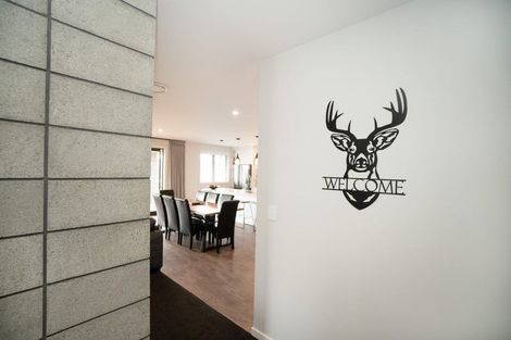 Photo of property in 76 Johnstone Drive, Fitzherbert, Palmerston North, 4410