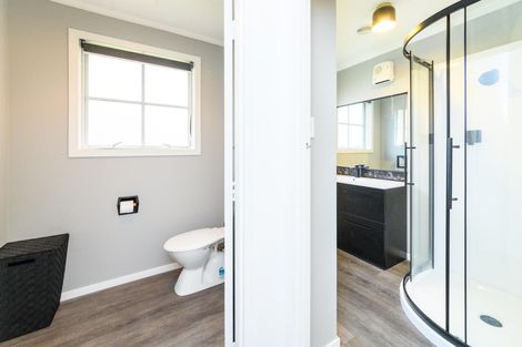 Photo of property in 5 Westhaven Grove, Takaro, Palmerston North, 4412