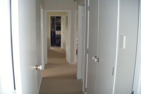 Photo of property in 8a The Rosebowl, Sunnyhills, Auckland, 2010