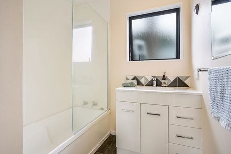 Photo of property in 5a Roby Street, Te Atatu Peninsula, Auckland, 0610