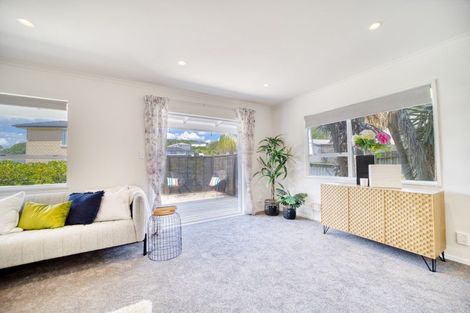 Photo of property in 15 Weka Close, Red Beach, 0932