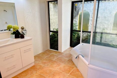 Photo of property in 11 Walter Strevens Drive, Conifer Grove, Takanini, 2112