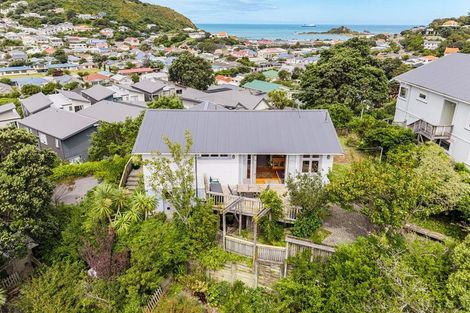 Photo of property in 2a Severn Street, Island Bay, Wellington, 6023