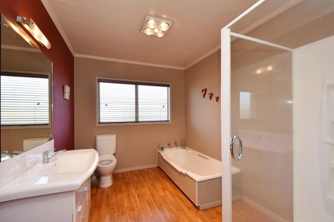 Photo of property in 70 Seaward Road, Edendale, 9825