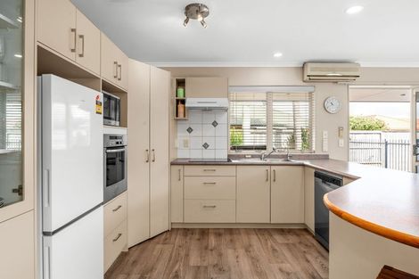 Photo of property in 63 Waiwherowhero Drive, St Andrews, Hamilton, 3200