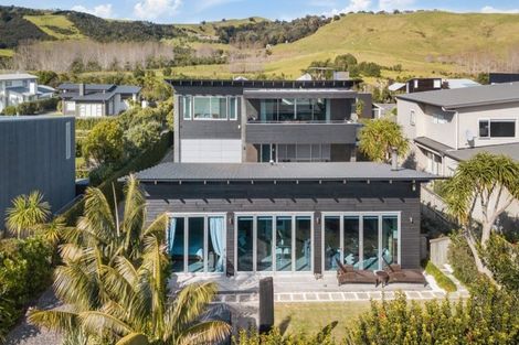 Photo of property in 32 Taumata Road, Omaha, 0986