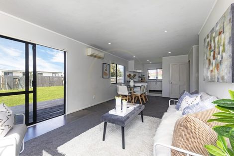 Photo of property in 22 Dungarvon Place, Clendon Park, Auckland, 2103