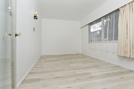 Photo of property in 10 Holdaway Avenue, Northcote, Auckland, 0627