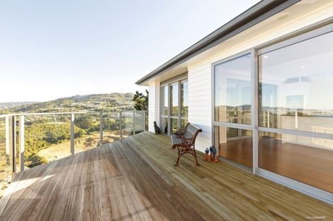 Photo of property in 8 Piper Way, Newlands, Wellington, 6037