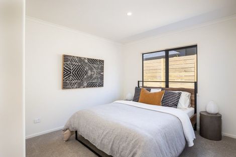 Photo of property in 8 Oakmont Crescent, Waiwhakaiho, New Plymouth, 4312