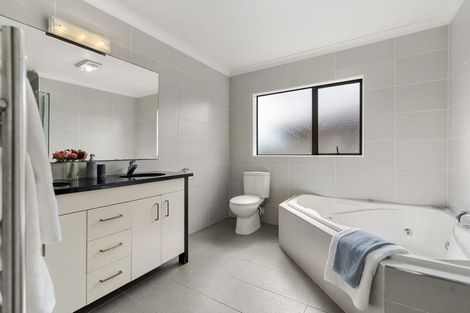 Photo of property in 9 Corricvale Way, Northcross, Auckland, 0632