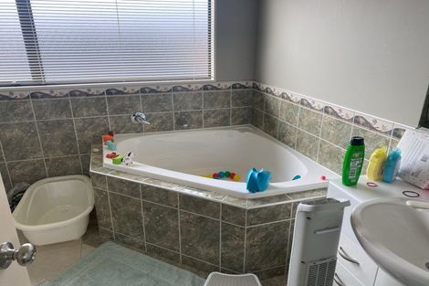 Photo of property in 5 William Woods Court, Flat Bush, Auckland, 2016