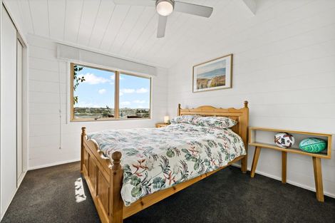 Photo of property in 797 East Coast Road, Northcross, Auckland, 0630