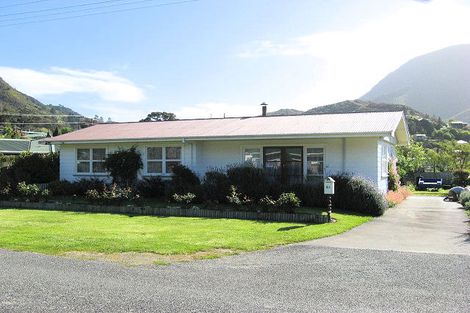 Photo of property in 61 Devon Street, Picton, 7220