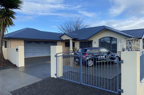 Photo of property in 77 Rototuna Road, Rototuna, Hamilton, 3210