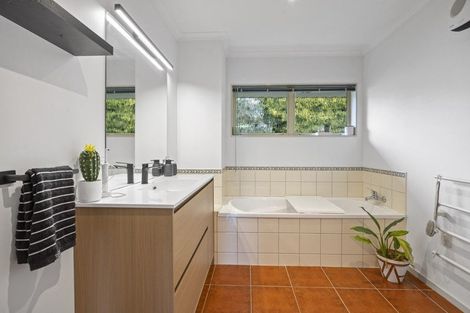 Photo of property in 1 Orlando Close, Frankleigh Park, New Plymouth, 4310