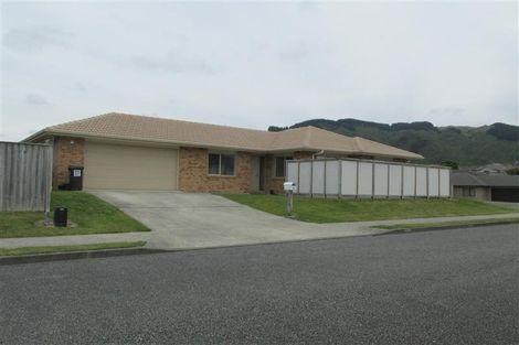 Photo of property in 16 Percy Kinsman Crescent, Riverstone Terraces, Upper Hutt, 5018