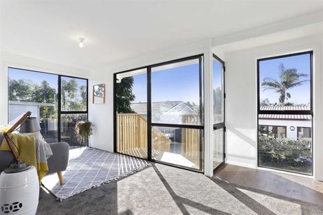 Photo of property in 4 Neil Avenue, Te Atatu Peninsula, Auckland, 0610