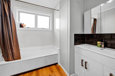 Photo of property in 10 Karaka Street, Inglewood, 4330