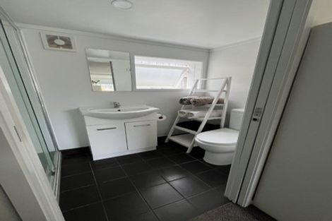 Photo of property in 1/1 Deuxberry Avenue, Northcote, Auckland, 0627