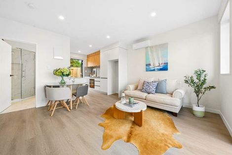 Photo of property in 2/92 Titirangi Road, New Lynn, Auckland, 0600