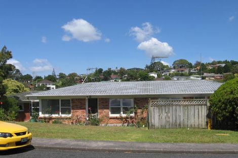 Photo of property in 2/8 Battle Place, Glenfield, Auckland, 0629