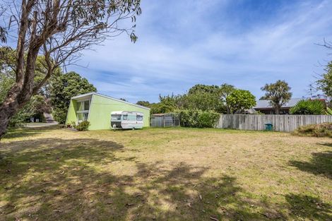 Photo of property in 41 Queens Road, Waikanae Beach, Waikanae, 5036
