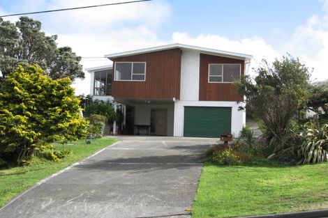Photo of property in 3 Ruskin Road, Newlands, Wellington, 6037