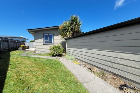 Photo of property in 10 Bayswater Place, Newlands, Wellington, 6037