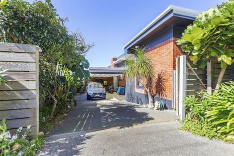 Photo of property in 273 Queens Drive, Lyall Bay, Wellington, 6022
