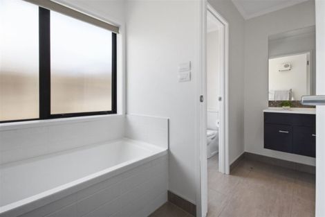 Photo of property in 14 Tongeren Square, Karaka, Papakura, 2113