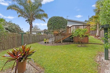 Photo of property in 2/10 Rambler Crescent, Beach Haven, Auckland, 0626