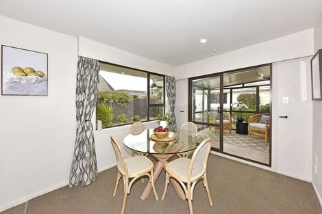 Photo of property in 2/23 Broadfell Avenue, Avonhead, Christchurch, 8042