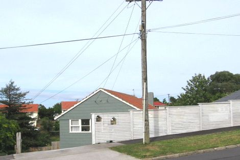 Photo of property in 19 Clairville Crescent, Wai O Taiki Bay, Auckland, 1072
