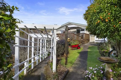 Photo of property in 6 Te Mara Place, Merrilands, New Plymouth, 4312