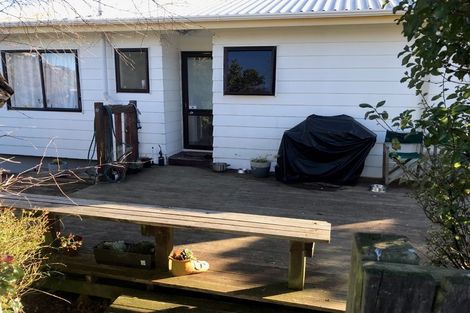 Photo of property in 14a Warrington Grove, Newlands, Wellington, 6037