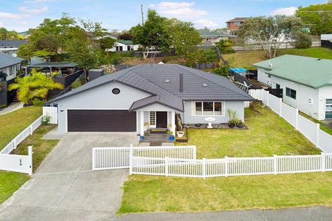 Photo of property in 15 Lanier Place, Glendene, Auckland, 0602