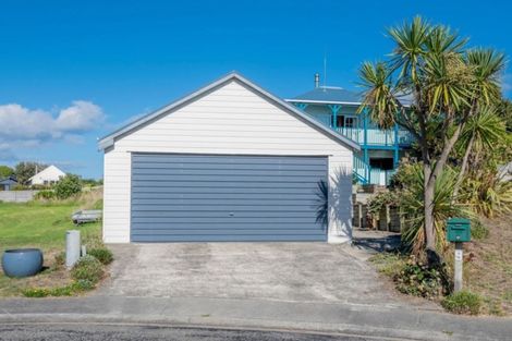 Photo of property in 9 Sylvia Way, Te Horo Beach, Otaki, 5581