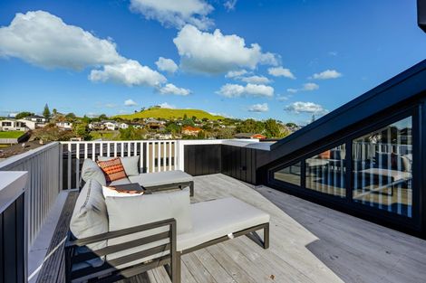 Photo of property in 11 Kaaramuramu Lane, Mangere Bridge, Auckland, 2022